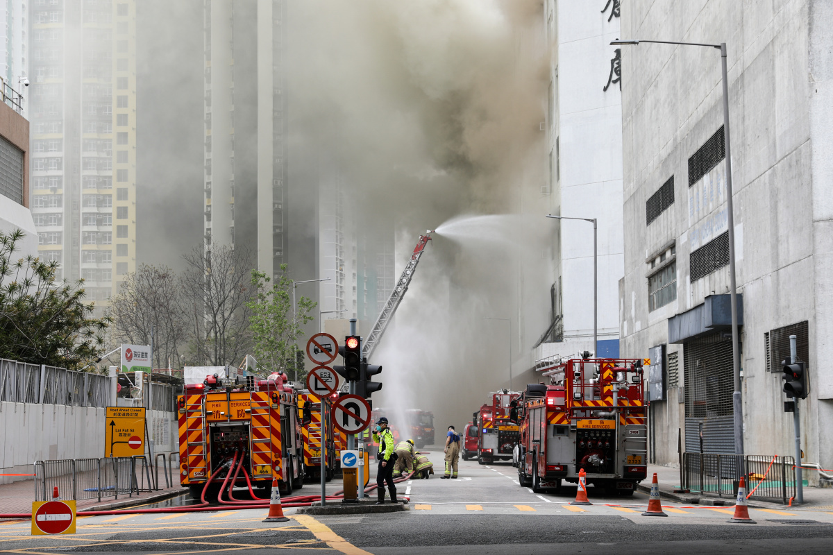 Hong Kong&#039;ta depo yangını: 3 bin 600 kişi tahliye edildi