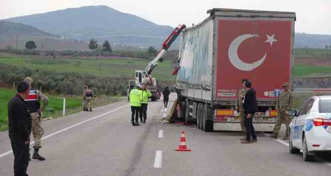 Kilis’te tır park halindeki tıra çarptı: 3 yaralı