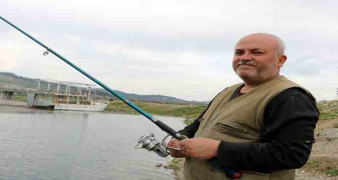 Depremin psikolojik etkisinden balık tutarak uzaklaşmaya çalıştılar