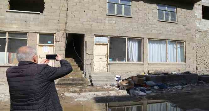 Sular altında kalacak olan ilçede son esnaflar da dükkanlarını bir daha açmamak üzere kapattı