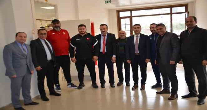 Milli güreşçi ve antrenörü Rize’de öğrenciler ile bir araya geldi