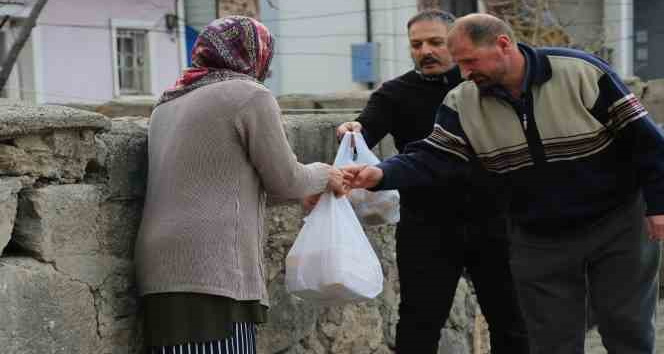 İhtiyaç sahibi vatandaşlara iftar yemeği dağıtılıyor