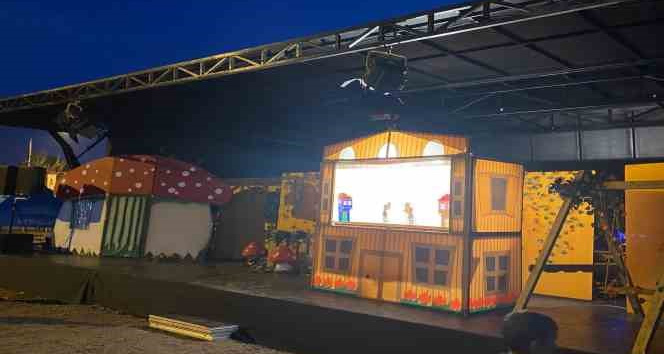 Depremzede çocuklar mobil sahne ile doyasıya eğlendi