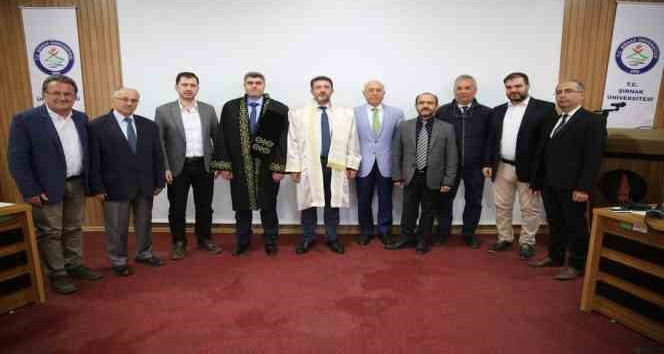 Şırnak üniversitesinde doçentlik unvanı alan öğretim üyesi cübbesini giydi