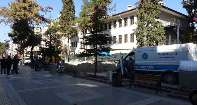 Kepçe doğalgaz borusunu patlattı, cadde üzerindeki işletmeler boşaltıldı