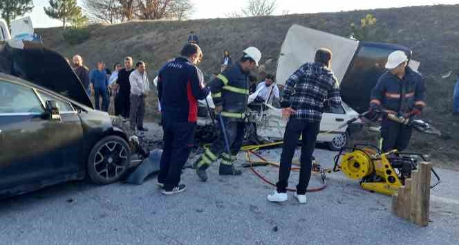 Gediz’de iki otomobil kafa kafaya çarpıştı: 1 ölü, 3 yaralı