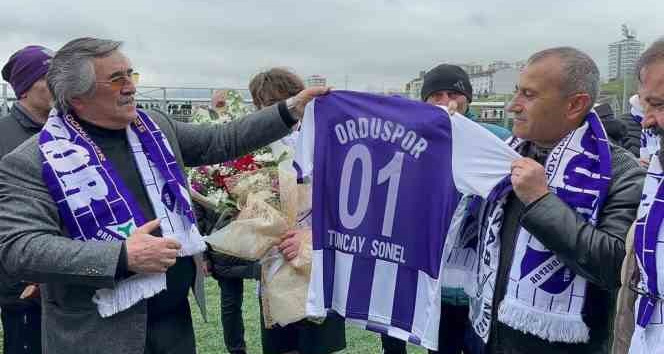 Vali Sonel, efsane Orduspor’u ilk maçında yalnız bırakmadı