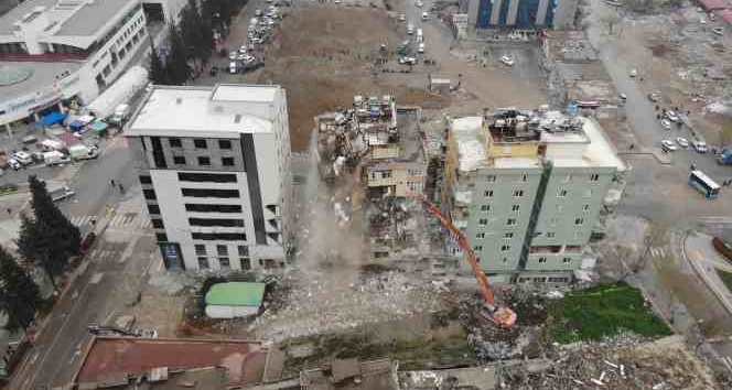 Kahramanmaraş’ta 8 katlı binanın kontrollü yıkımı kamerada