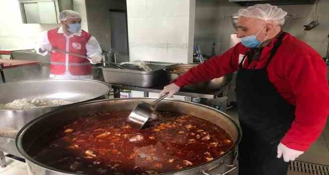 Bingöl’de Ramazan ayında Türk Kızılayın kazanları, ihtiyaç sahipleri için kaynıyor