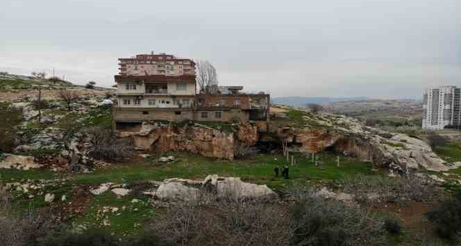 3 odalı mağaranın üzerine 3 kat bina yapıldı