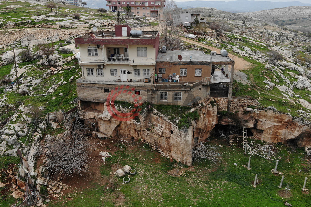 3 odalı mağaranın üzerine 3 kat bina yapıldı