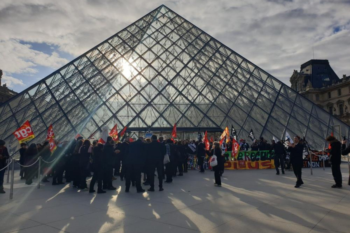 Fransa&#039;da protestocular Louvre Müzesi&#039;nin girişini kapattı