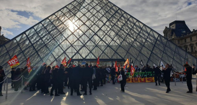 Fransada protestocular Louvre Müzesinin girişini kapattı