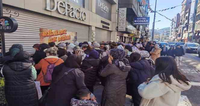İndirimden yararlanmak için kuyruk oluşturdular