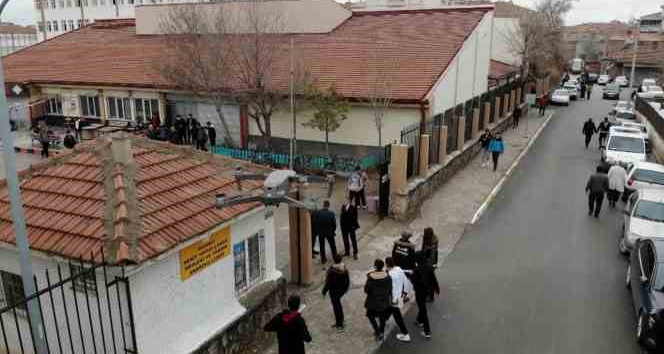 Polis, okul ve öğrencileri dron ile takip edip denetliyor