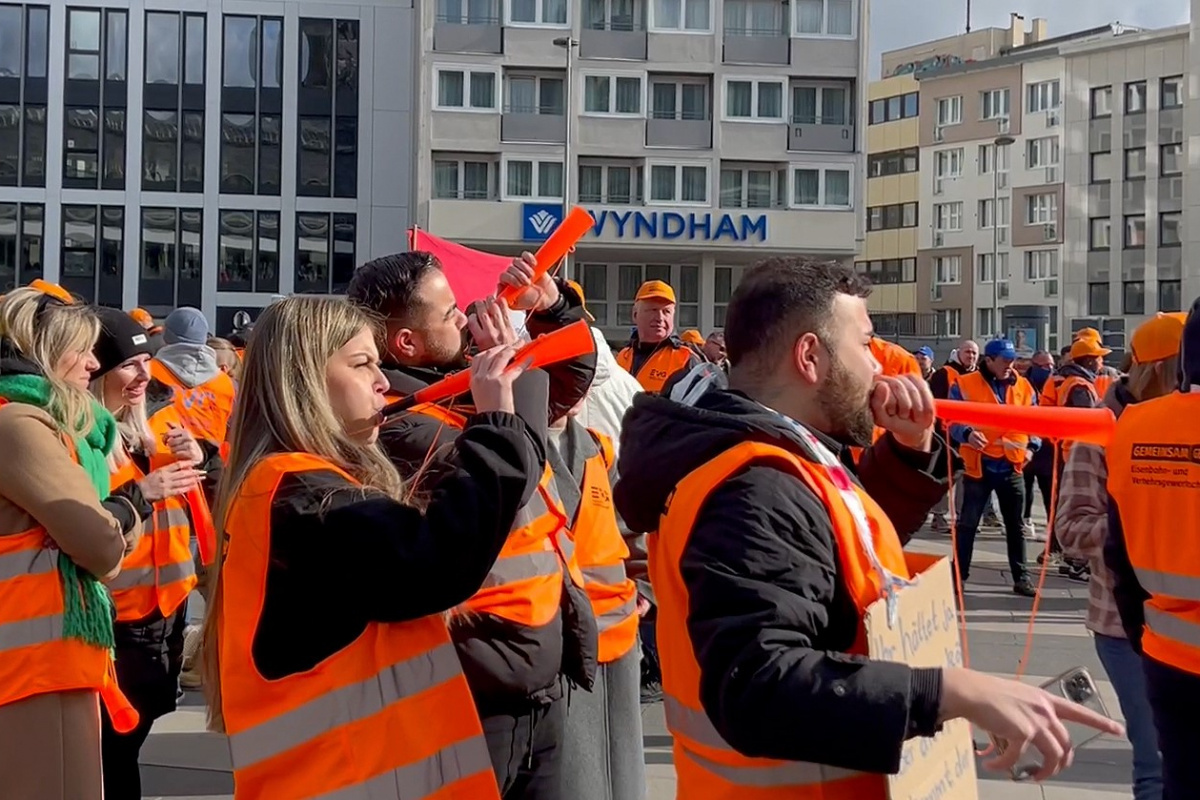 Almanya'da ulaşım sektörü çalışanlarından protesto