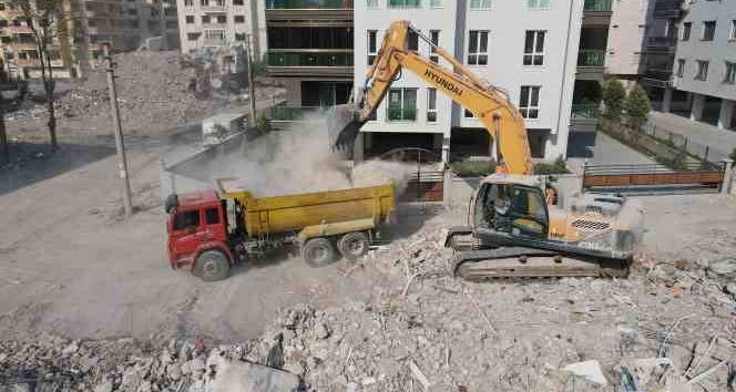 Osmaniye’de enkaz kaldırma çalışmaları dron ile görüntülendi