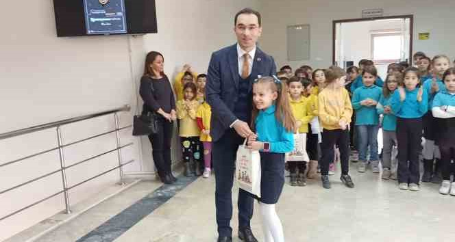 Kütüphaneler haftasında çok metaryal alan öğrencilere ödül verildi