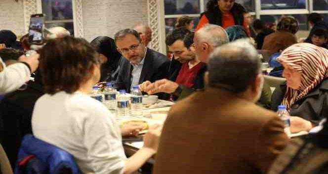 Bakan Kasapoğlu orucunu depremzedelerle açtı