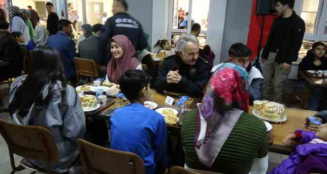 Burdur’da depremzedeler iftar yemeğinde buluştu