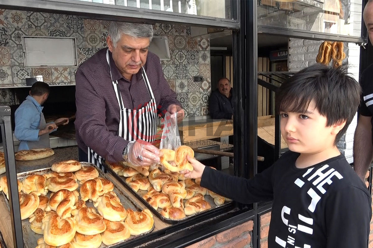 90 yıllık gelenek: Çocuklar için iftariyelik tabanca ve kılıç poğaça