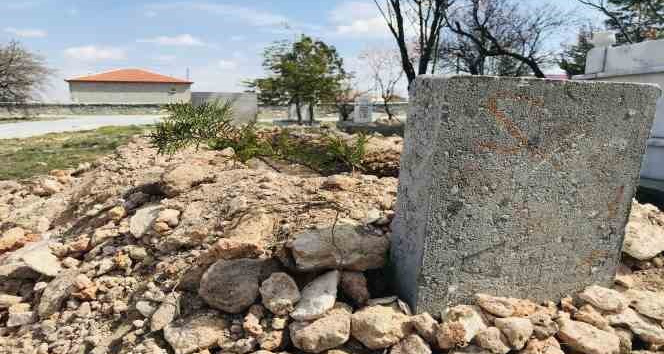 Annesinin öldürdüğü 3 yaşındaki çocuğun babası ve kardeşlerinden mezarına ziyaret