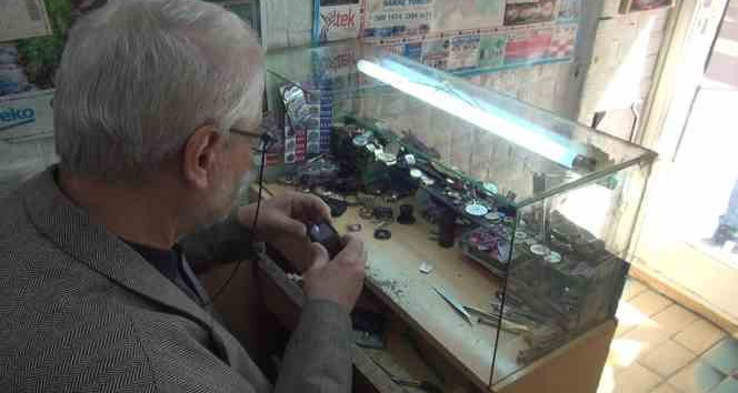 Kırıkkale’de 3 metrekarelik dükkanında yarım asırdır zamanı ayarlıyor