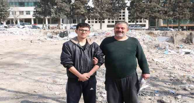 Enkazların üzerinde hatıralarını arıyorlar