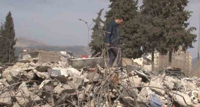 Depremzede o anları anlattı: Ailece aşağı indiler, 5 dakika sonra bina çöktü