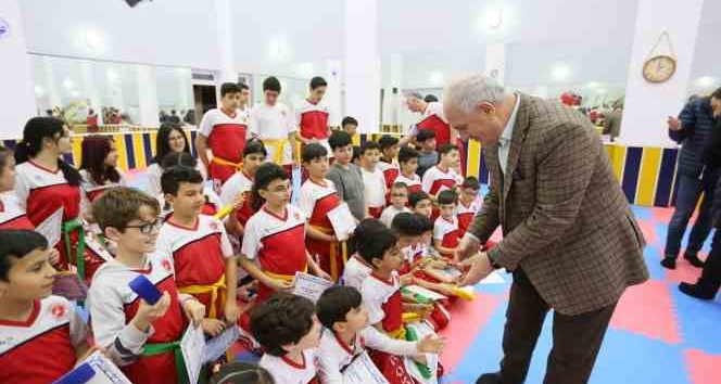 Derince’de kick boksçular kuşak sevinci yaşadı