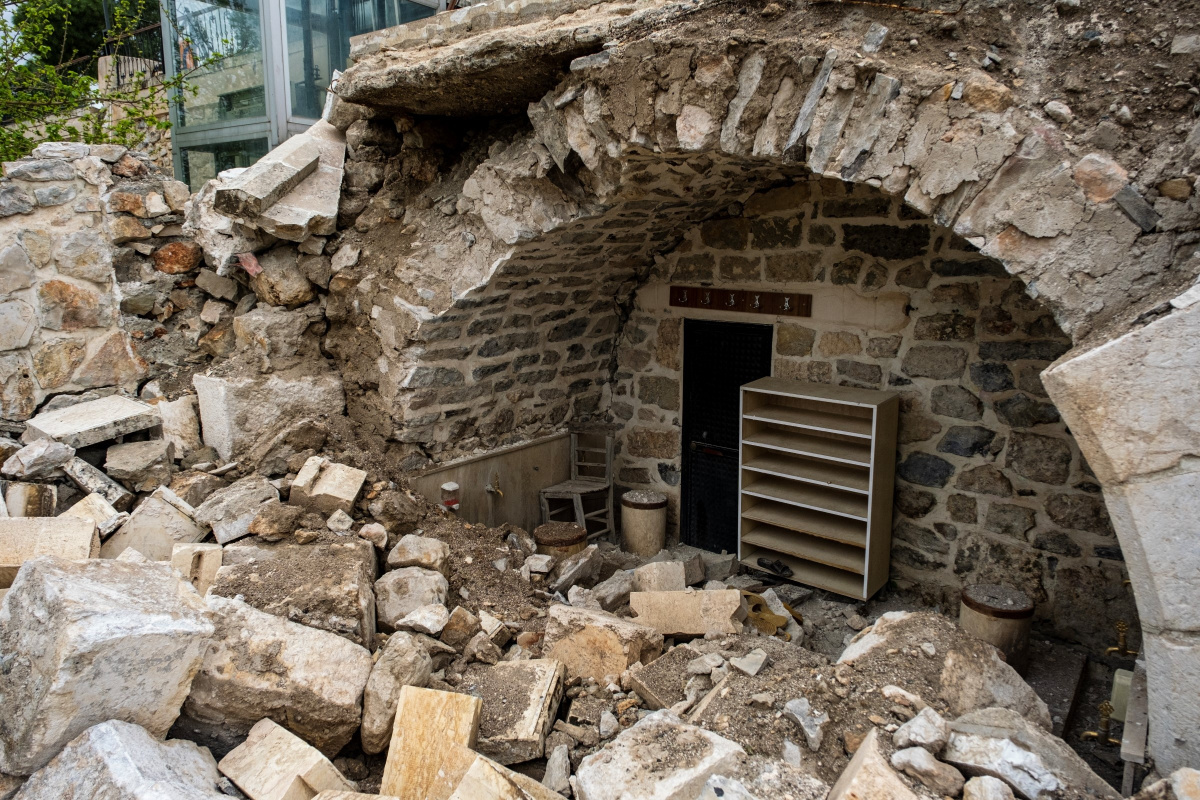 Hatay'ı vuran depremde Bayezid-i Bistami Türbesi de büyük zarar gördü