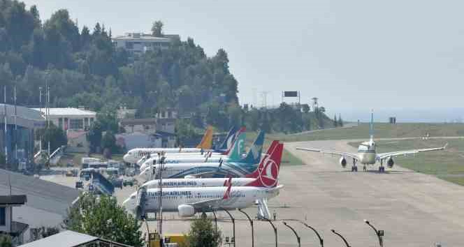 Çelebi: “Havalimanı kapasitemiz turizm sezonu için yetersiz, acilen iyileştirme yapılmalı”