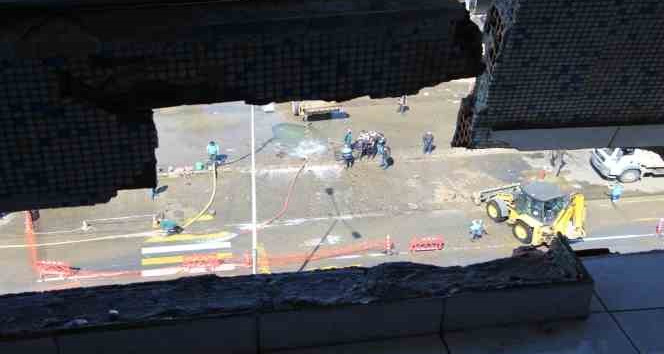 7 katlı binanın çatı katı ana isale hattı borusunun patlamasından böyle zarar gördü