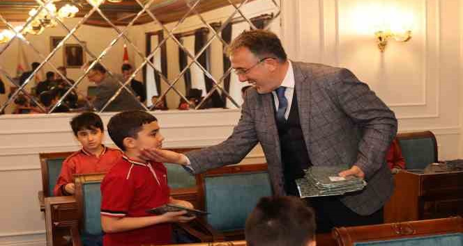 Başkan Savran, minik ziyaretçileri ağırladı