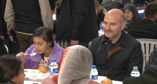 Bakan Soylu, iftarını depremzedelerle birlikte yaptı