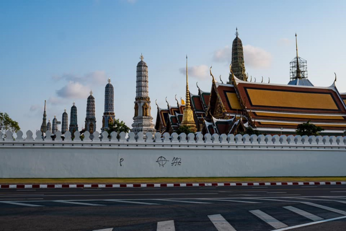 Tayland Kraliyet Tapınağı&#039;nın duvarına monarşi karşıtı semboller çizildi: 2 gözaltı