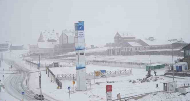 Erciyes’e Mart karı yağdı