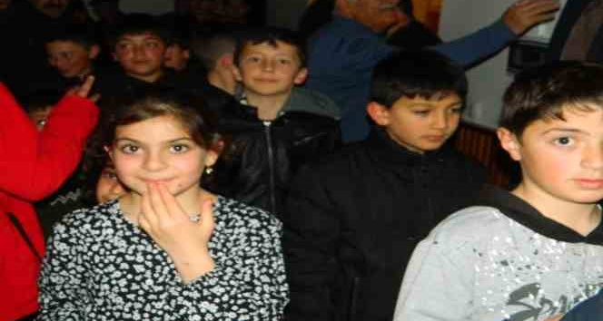 Posof’ta camiler çocuklarla şenleniyor