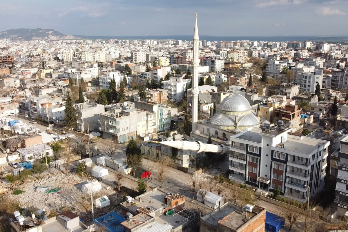 Adıyaman'da minare evin üzerine devrildi