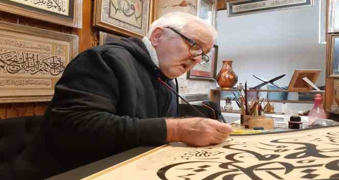 Lise çağında başladığı hat sanatını 48 yıldır aşkla sürdürüyor