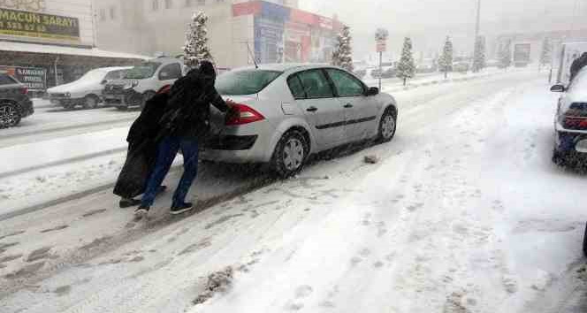 Yozgat’ta yoğun kar yağışı sürücülere zor anlar yaşattı