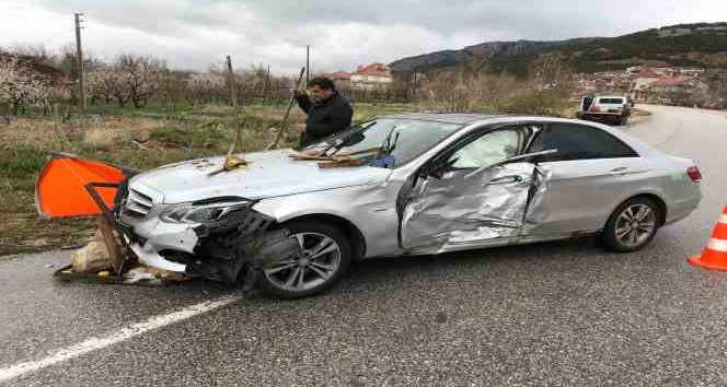 Eğirdir’de kontrolden çıkan otomobil meyve tezgahına daldı