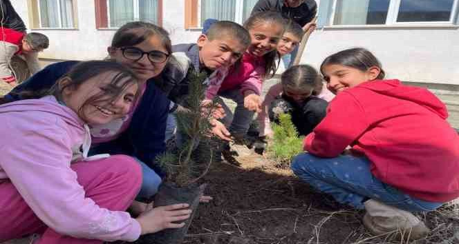 Minik öğrenciler fidanları toprakla buluşturdu