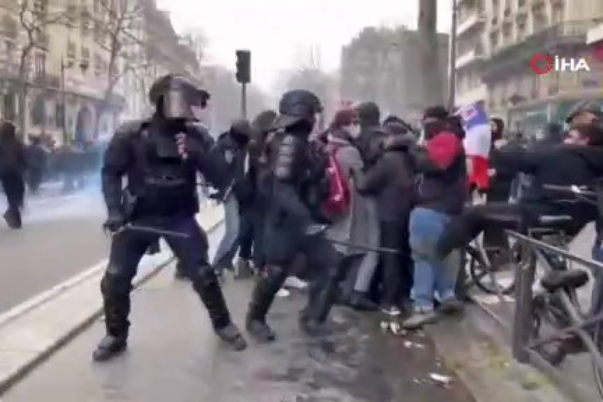 Fransız polisinden protestoculara copla orantısız güç