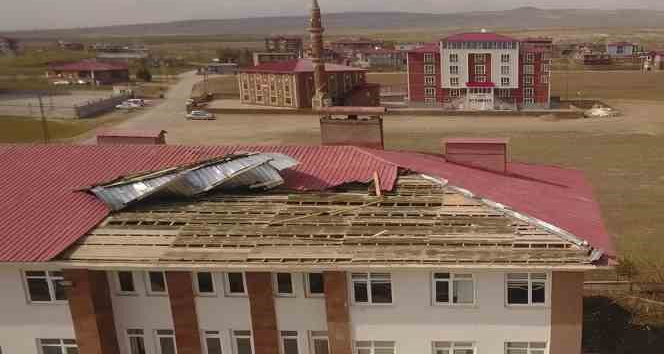 Ahlat’ta fırtına okul çatılarını uçurdu