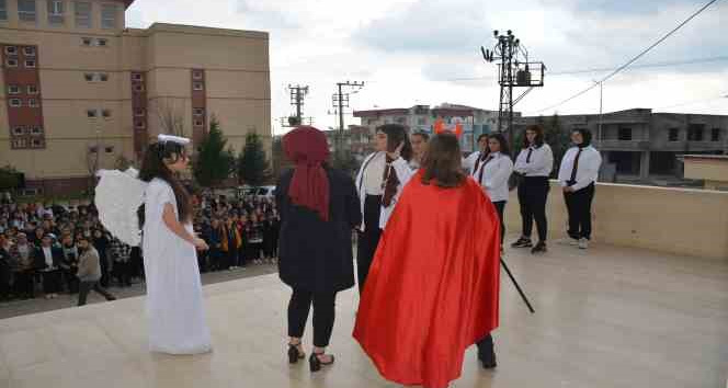 Silopi’de ‘Okulda Bir Gün’ adlı tiyatro gösterimi sahnelendi