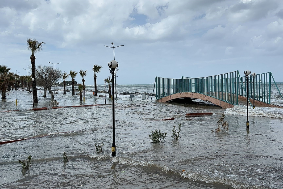 Deprem bölgesi İskenderun'da fırtına denizi taşırdı, yangın çıkardı