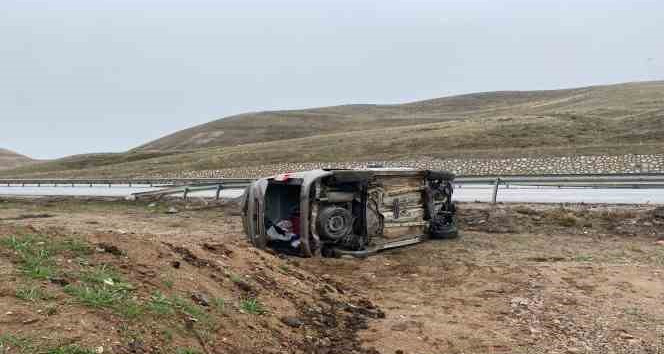 Bariyere çarpan araç takla attı, aynı aileden 3 kişi yaralandı