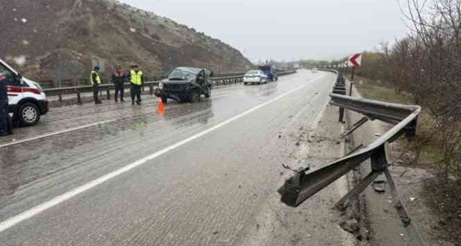 Bariyerlere çarpan pikabın sürücüsü yaralandı