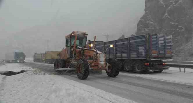 Zigana Geçidi kara teslim oldu, araçlar yolda kaldı